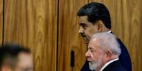 Lula caminha sério ao lado de Maduro  Foto: Reuters / BBC News Brasil