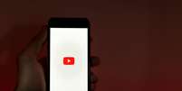 YouTube testa IA para pular vídeos para os trechos mais relevantes (Imagem: Szabo Viktor/Unsplash)  Foto: Canaltech