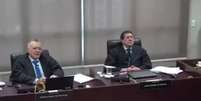Silvânio de Alvarenga (à esquerda) e Jeová Sardinha (à direita) durante julgamento  Foto: Reprodução/YouTube