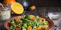 Tofu refogado com quinoa e vegetais  Foto: YuliiaHolovchenko | Shutterstock / Portal EdiCase