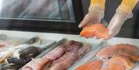 Filés de peixe fresco à venda em loja de frutos do mar  Foto: iStock