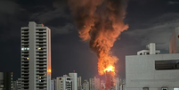 Moradores registraram as chamas no edifício   Foto: Redes sociais 