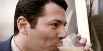 Foto antiga revela um dos hábitos de Silvio Santos nas gravações: copão de leite com um pouco de café  Foto: Reprodução
