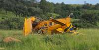 Avião faz pouso forçado às margens de rodovia em Goiás  Foto: Reprodução/CBMGO