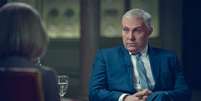 Os bastidores da entrevista hist&oacute;rica do Pr&iacute;ncipe Andrew (interpretado por&nbsp;Rufus Sewell) para a jornalista&nbsp;Emily Maitlis (Gillian Anderson) s&atilde;o o foco de A Grande Entrevista, da Netflix (Imagem: Divulga&ccedil;&atilde;o/Netflix)  Foto: Canaltech