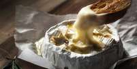 Camembert assado com torrada e alecrim  Foto: QuietJosephine/iStock