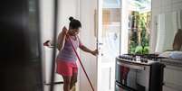 O país tem 6,08 milhões de empregados domésticos -- sendo 91% mulheres. Dessas, a grande maioria são mulheres negras com média de idade de 49 anos  Foto: Imagem representativa/Getty Images/FG Trade