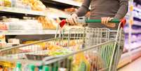 Veja como fazer boas escolhas na compra de supermercado  Foto: Shutterstock / Alto Astral