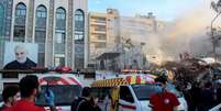 Ataque aéreo destruiu um edifício consular (à direita) próximo à embaixada do Irã em Damasco, na Síria  Foto: Reuters / BBC News Brasil