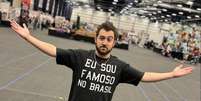 O ator Vincent Martella com a camiseta "Eu sou famoso no Brasil"  Foto: @thevincentmartella Via Instagram / Estadão