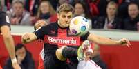  Foto: Sascha Schuermann/AFP via Getty Images - Legenda: Josip Stanisic comemora gol marcado com a camisa do Leverkusen - / Jogada10