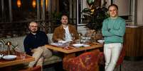 Dudu Massa (à esq.), Ruly Vieira e Felipe Massa no ambiente do restaurante Song Qi  Foto: Neuton Araújo