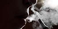Flatulência é um dos efeitos colaterais de fumar cigarros eletrônicos, diz levantamento  Foto: Marccophoto