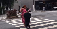 Ambulante se ajoelha no meio da rua e pede namorada em casamento após descobrir que iria ser pai  Foto: Reprodução/Instagram