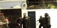 Entrada de policiais equatorianos na embaixada do México em Quito aprofundou crise diplomática entre os países  Foto: Getty Images / BBC News Brasil