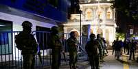 Policiais invadiram embaixada mexicana em Quito e prenderam ex-vice presidente do Equador.  Foto: Karen Toro/Reuters
