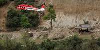 Um helicóptero de resgate traz pessoas de uma área montanhosa no Parque Nacional Taroko, após o terremoto, em Hualien, Taiwan  Foto: REUTERS/Tyrone Siu