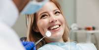 A popularidade das lentes de resina pode ocultar riscos para a saúde e a estética dentária  Foto: Dean Drobot | Shutterstock / Portal EdiCase