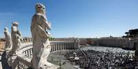 Pessoas se reúnem no Vaticano  Foto: REUTERS
