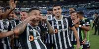  Foto: Pedro Souza / Atlético - Legenda: Arana provocou o Cruzeiro. Em gestos com as mãos fazia movimento de choro após faturar o Mineiro / Jogada10