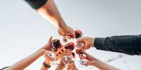 Amigos brindando com vinho  Foto: franckreporter/iStock