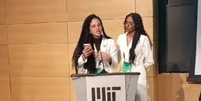 Naira Santa Rita e Marta revelaram que três brasileiras falaram de suas tranças, questionando ter piolhos  Foto: Reprodução: YouTube/BrazilConference