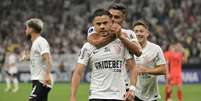  Foto: Nelson Almeida/AFP via Getty Images - Legenda: Romero comandou a goleada corintiana em Itaquera / Jogada10