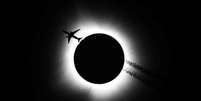 Avião passando pelo Sol no momento do Eclipse   Foto: BBC News Brasil