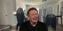 A residência de Elon Musk em nada lembra seus antigos casarões onde ele fazia questão de exibir luxo e glamour  Foto: Fotomontagem: Blog Sala de TV (Fotos: Reprodução/TV e Reprodução/X)