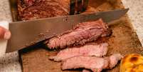 Descubra a forma correta de cortar carne  Foto: Shutterstock / Alto Astral