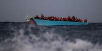 Em registro de janeiro de 2024, migrantes que faziam a travessia no Mar Mediterrâneo são resgatados na costa líbia pela ONG SOS Humanidade   Foto: DW / Deutsche Welle