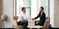 Comunicação positiva com o recrutador aumenta as chances de contratação Foto: fizkes | Shutterstock / Portal EdiCase