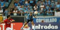  Foto: Lucas Uebel / Grêmio FBPA - Legenda: Logo aos 30 segundos Soteldo cabeceia e manda na trave. O Grêmio tenta, mas  a bola não entra. Huachipato 2 a 0 / Jogada10