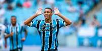 Foto: Lucas Uebel / Gremio - Legenda: Gustavo apresentou bom rendimento em pouco meses no profissional do Grêmio e rapidamente ganhou espaço / Jogada10