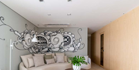 1. Sala moderna com grafite e cores neutras - Projeto: Sabrina Salles | Foto: Julia Herman Fotografia Foto: Viva Decora