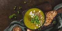 Sopa fria de ervilha com hortelã e linhaça  Foto: homydesign | Shutterstock / Portal EdiCase