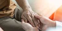 Parkinson: fisioterapeuta explica como lidar com o desafio da mobilidade  Foto: Shutterstock / Saúde em Dia