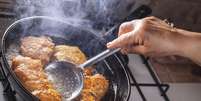 Reaproveitar óleo de cozinha em fritura pode causar danos sérios à saúde  Foto: iStock