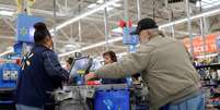 Consumidores em loja do Walmart em Chicago
27/11/2019. REUTERS/Kamil Krzaczynski/File Photo  Foto: Reuters