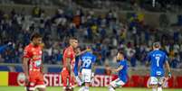 Foto : Staff Images / Cruzeiro - Legenda: Romero, de costas, recebe o abraço de Marlos logo após fazer o primeiro gol do Cruzeiro . No fim, 3 a 3 vergonhoso Foto: Jogada10