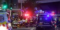 Polícia e bombeiros atuando após várias pessoas foram esfaqueadas dentro do shopping center Westfield Bondi Junction em Sydney  Foto: Reuters / BBC News Brasil