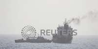 Imagem divulgada pela Marinha dos EUA supostamente mostra um navio da Marinha iraniana e membros das forças iranianas embarcando no navio-tanque civil WILA a caminho dos Emirados Árabes Unidos, em águas internacionais no Estreito de Ormuz
12/08/2020
U.S. NAVY/divulgação via REUTERS
  Foto: Reuters