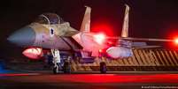 Um F-15 da For&ccedil;a A&eacute;rea israelense prestes a decolar na madrugada de domingo; com a ajuda de alguns pa&iacute;ses &aacute;rabes, americanos, brit&acirc;nicos e israelenses abateram m&iacute;sseis e drones iranianos  Foto: DW / Deutsche Welle