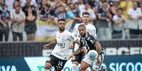 Foto: Pedro Souza / Atlético - Legenda: O corintiano Garro chega para fazer a marcação em cima de Paulinho / Jogada10