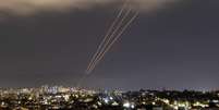 Sistema antimíssil de Israel operando na cidade de Ashkelon  Foto: Reuters / BBC News Brasil