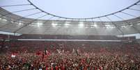 Torcida invade campo após título do Leverkusen   Foto: INA FASSBENDER/AFP via Getty Images / Esporte News Mundo