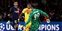 Foto: Anne-Christine Poujoulat/AFP via Getty Images - Legenda: Raphinha foi o grande nome do Barcelona no primeiro jogo em Paris / Jogada10