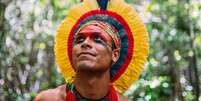 O cocar frequentemente usado em cerimônias, rituais e eventos indígenas importantes  Foto: iStock/Brastock Images