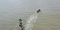 Barco à deriva com corpos em decomposição é rebocado até a costa do Pará  Foto: Divulgação/Polícia Federal