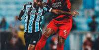  Foto: Divulgação/Athletico - Legenda: JP Galvão, do Grêmio, disputa a bola com Thiago Heleno, zagueiro do Athletico-PR / Jogada10